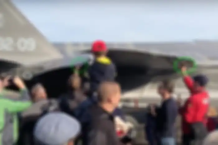 Para penonton  "Airshow Belgia Air Force Day 2018" di Pangkalan Udara Kleine-Brogel, timur laut Belgia, harus senang ketika F-35A bisa disentuh.