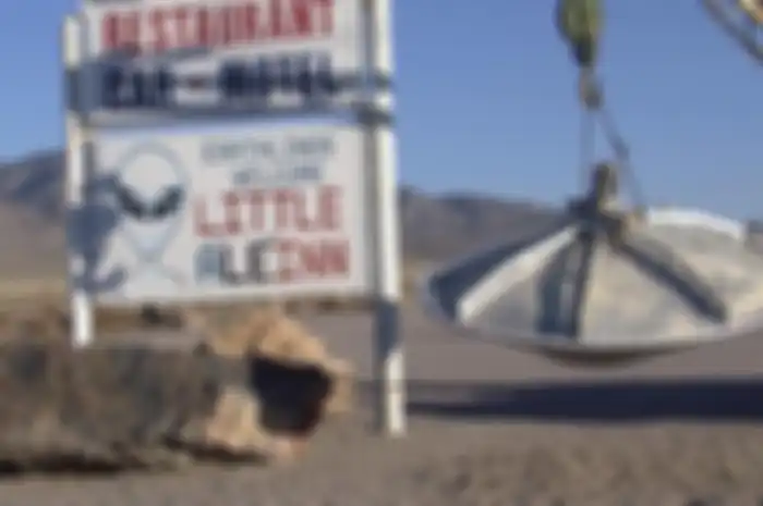 Sejauh ini memang alien menjadi isu terpanas dunia, terlebih Area 51 adalah lokasi yang disebut-sebut menyembunyikan makhluk ruang angkasa tersebut.