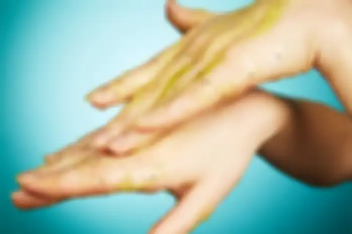 Sinar matahari membuat kulit tangan kering dan kusam, oleh karena itu penting untuk mengelupas sel kulit mati dan menjadikan kulit sehat.