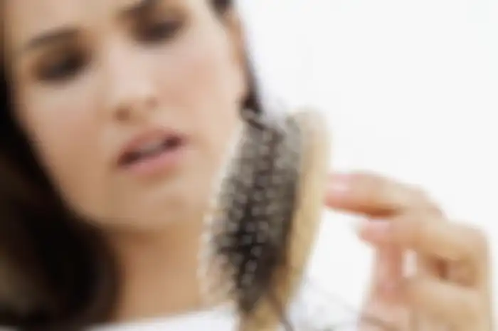 Salah satu efek samping diabetes yang jarang disadari adalah rambut rontok. Bagaimana hal ini bisa terjadi?
