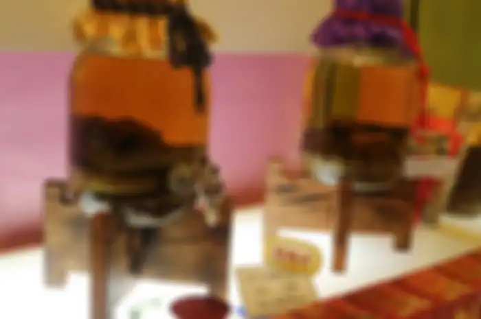 Habu sake di Okinawa, Jepang ini memiliki rasa menyengat karena dicampur dengan air rendaman ular. Bisa tingkatkan stamina pria!