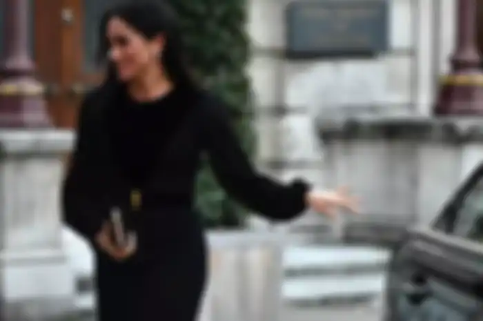Tanpa risih Megan Markle menggunakan gaun yang pernah dikenakannya dulu untuk makan siang Natal bersama Ratu Elizabeth.