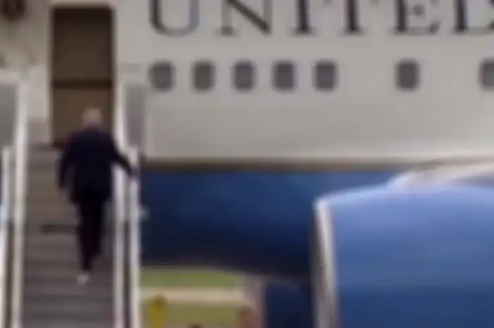 Saat menaiki tangga menuju pesawat, terlihat tisu toilet tersangku di sepatu Donald Trump. Ia pun jadi bahan tertawaan netizen.