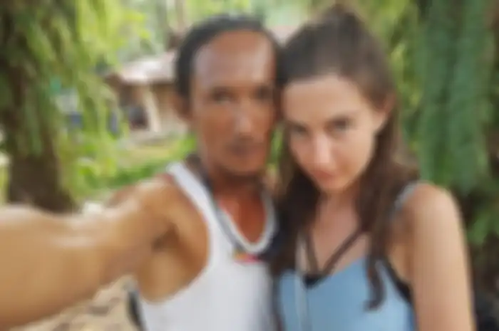 Ternyata beginilah kehidupan sehari-hari pria gua yang The Caveman 2018, banyak juga turis cantik yang sudah berkunjung ke gua nya.