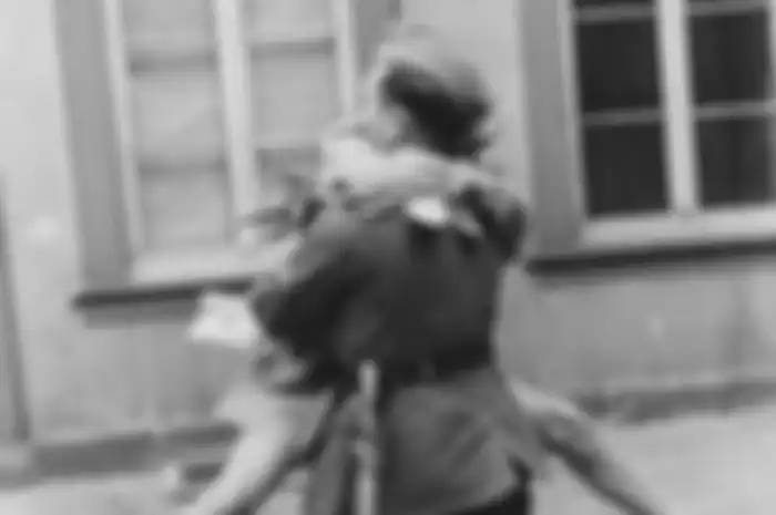 Beberapa foto menunjukkan perempuan berpakaian minim sedang berpesta dengan tentara Nazi, dan banyak lagi yang lain.