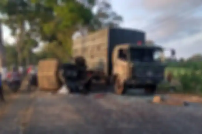 Kecelakaan ini melibatkan sebuah truk pengangkut amunisi milik PT Pindad dengan mobil pikap pengangkut bebek di Kabupaten Kediri, Jawa Timur.