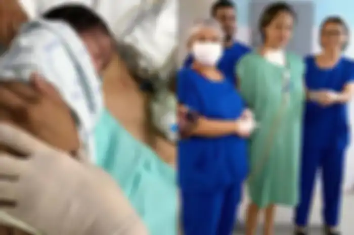  Amanda da Silva mengejutkan para dokter ketika dia mulai sadar dari koma setelah Vitor kecil diletakkan di dadanya.