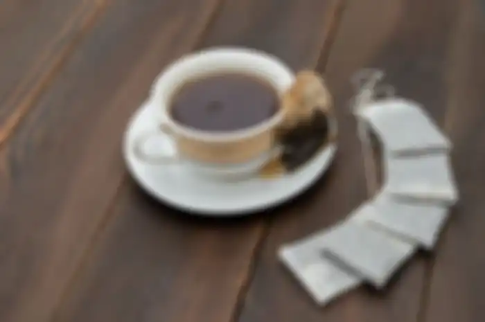Jika selama ini abai dengan kantung teh celup bekas, sekarang simpan. Siapa tahu satu dari delapan manfaat teh celup bekas ini kita perlukan.