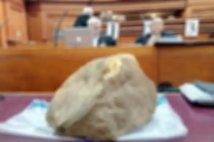 Kisah sebongkah batu raksasa yang digunakan untuk sebuah kesaksian dalam sebuah kasus pembunuhan, batu ini dibawa ke sidang di pengadilan.