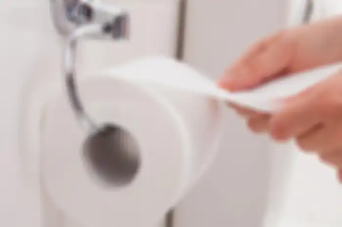 Nah, untuk berjaga-jaga, sebagian orang membersihkan pinggiran kursi duduk toilet dengan tisu atau malah meletakkan tisu di sana.