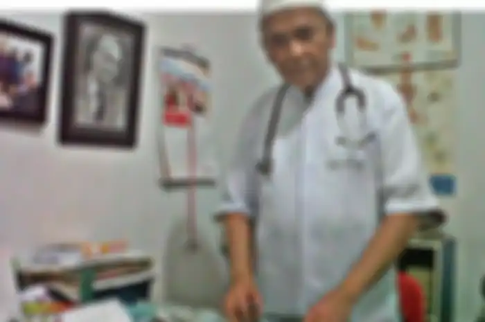 Di hari dokter nasional ini kita akan berkenalan dengan dokter Aznan Lelo dari medan yang tidak pernah memasang tarif berobat untuk para pasiennya.