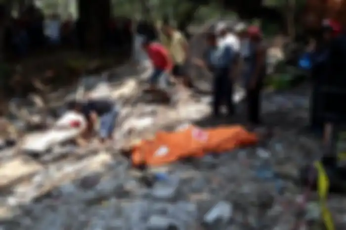 Dua orang warga tewas tertimpa gulungan baja seberat 25 ton, warga mengaku melihat organ berserakan di sekitarnya.