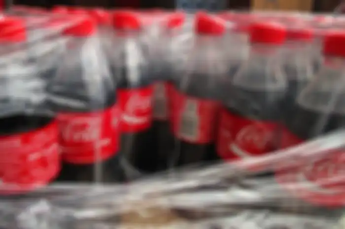 Seorang ayah dipenjara selama tiga bulan setelah hanya memberi makan anaknya berupa coca-cola. Padahal minuman bersoda berbahaya bagi kesehatan.