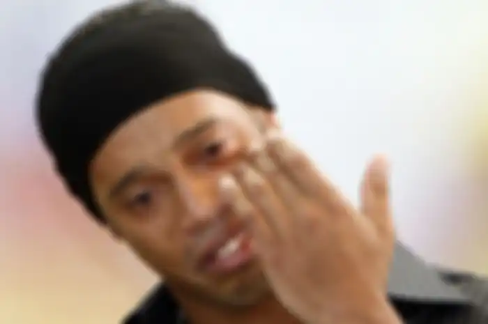 Ronaldinho terjerat pembangunan ilegal dan akan menghadapi ancaman penyitaan paspor miliknya jika tak segera melunasi utang.
