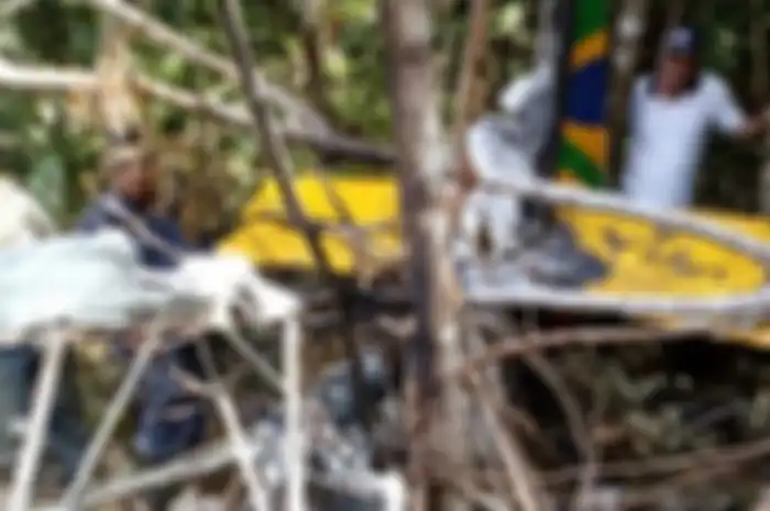 Seorang pilot pesawat terbang secara ajaib selamat dari kematian setelah pesawatnya meledak, dan baru ditemukan setelag 4 hari.