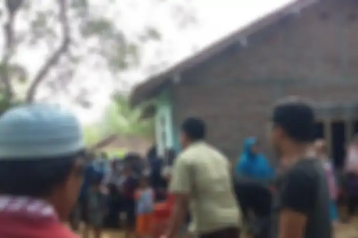 Para pemburu ditemani anjing-anjing terlatih itu tentunya bersenjata lengkap, minimal tombak untuk melumpuhkan kawanan babi hutan.