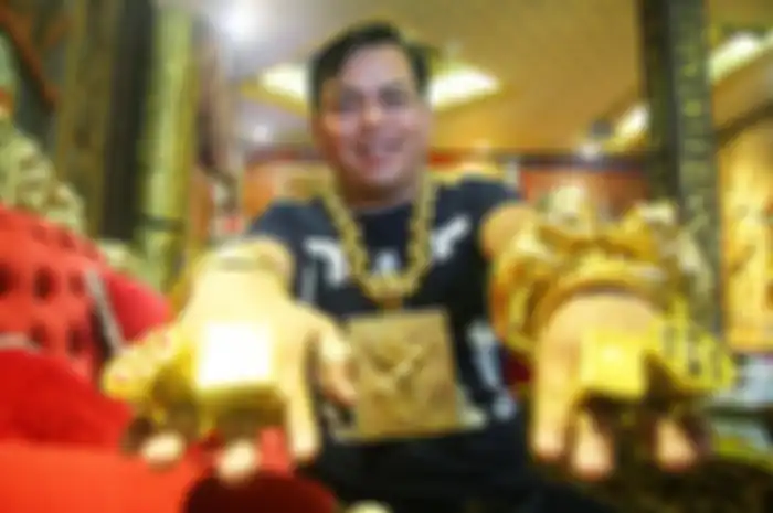 Chen berkata, aksesorisnya terdiri dari kalung rantai dan medali seberat lima kilogram, dua gelang dengan berat masing-masing lima kilogram.