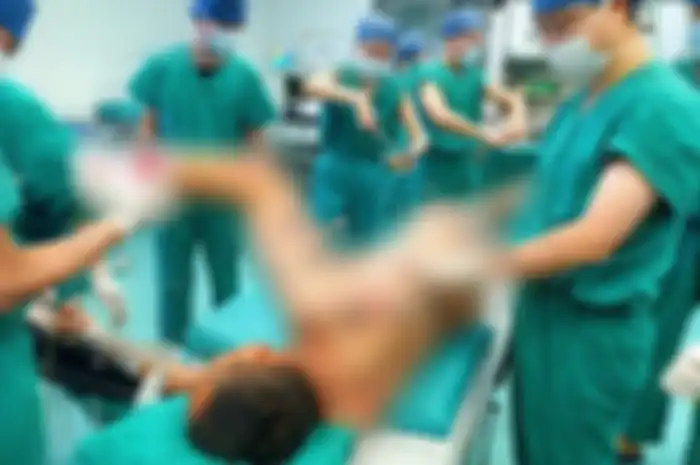 Meskipun sudah dibius, ada beberapa kasus pasien yang tiba-tiba terbangun di tengah-tengah jalannya operasi.