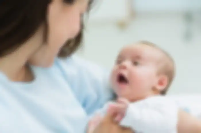 Seorang ibu mengisahkan kesadarannya melepaskan ponsel saat menyusui. Ia mendapatkan kembali kedekatannya dengan bayinya.