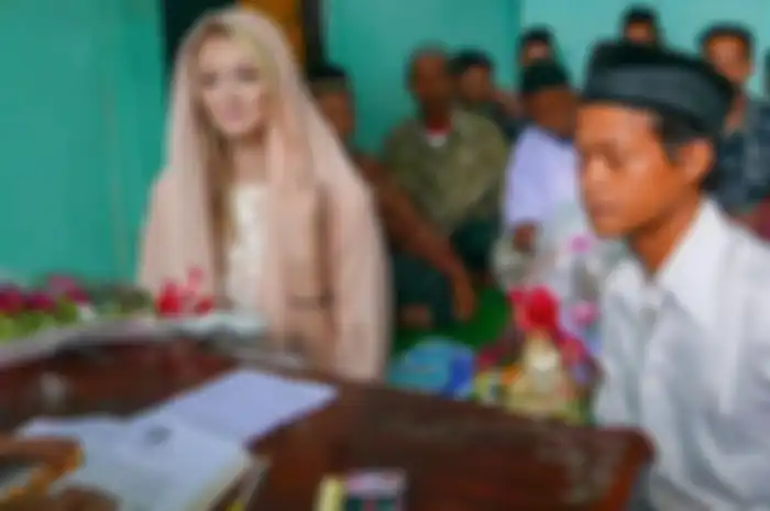 Pernikahan pria asal Magelang dengan bule Inggris sedang menjadi perbincangan hangat di media sosial.