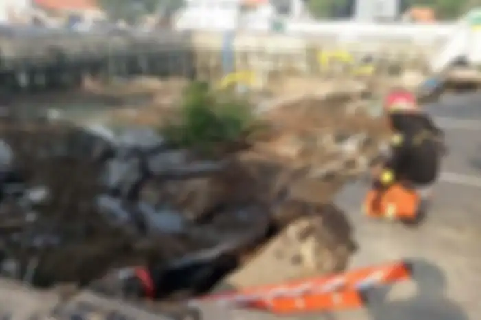 Penyebab Jalan Raya Gubeng Surabaya ambels pada Selasa (18/12/2018) malam, diduga dampak dari pembangunan basement RS Siloam Surabaya.