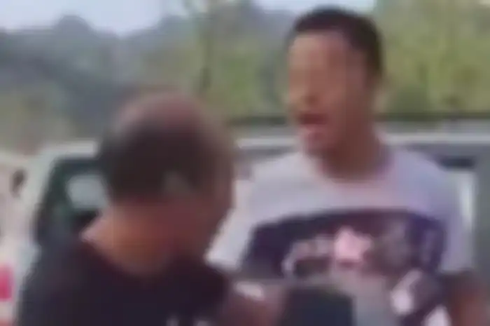 Seorang pria telah ditangkap karena tuduhan melakukan serangan balas dendam terhadap mantan guru yang dituduhnya pernah memukulinya.