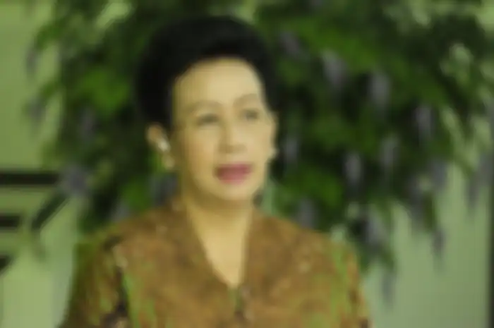 Namanya banyak disorot media setelah diberhentikan sementara dari anggota DPD. Seperti apakah masa kecil dan remaja GKR Hemas?