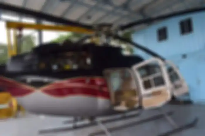 Warga Kabupaten Karanganyar yang sehari-hari menjual mobil mendadak viral karena unggahannya di Facebook yang menawarkan helikoper bekas.