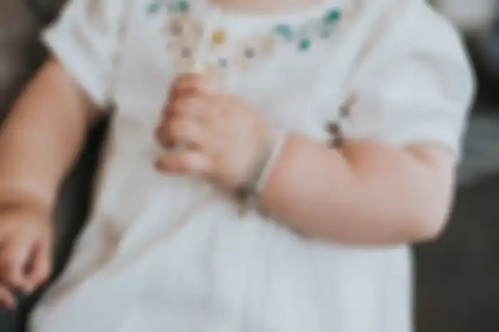 Peringatan buat orangtua agar tidak memakaikan perhiasan gelang dan kalung buat anak-anak mereka yang sedang tumbuh giginya.