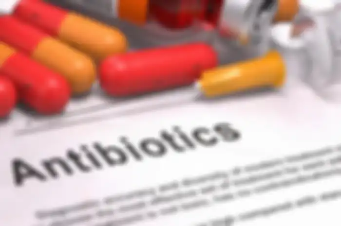 Konsumsi antibiotik juga meningkatkan jumlah bakteri yang resistan terhadap obat yang dibawa oleh seorang anak.
