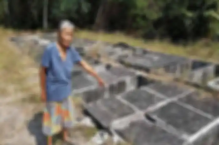 Mereka mengaku menemukan pakaian bayi yang terbakar, botol-botol dan uang kertas di tanah, di pemakaman tersebut.