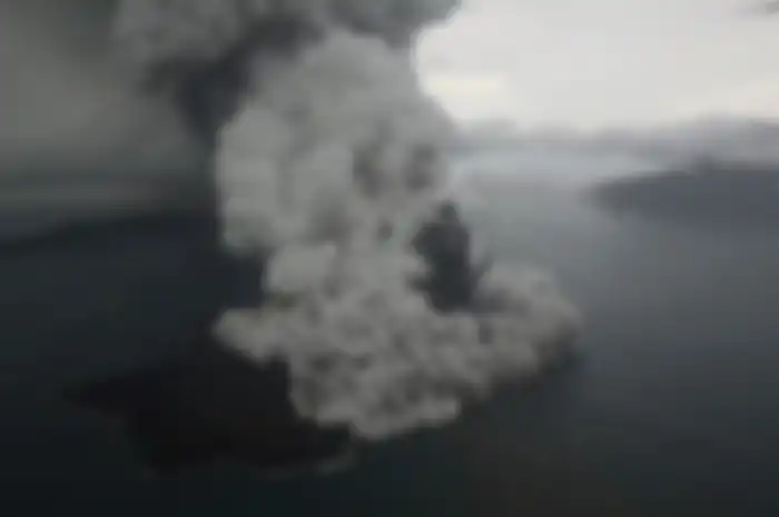 Turunnya abu vulkanik membuat masyarakat Cilegon khawatir dengan status Gunung Anak Krakatau yang terus menerus erupsi.