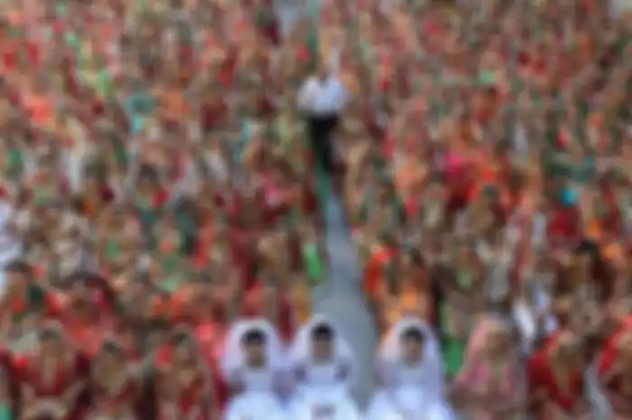 Untuk mengubah nasib wanita-wanita seperti itu, seorang pengusaha berlian, Mahesh Savani, melakukan sesuatu yang besar.