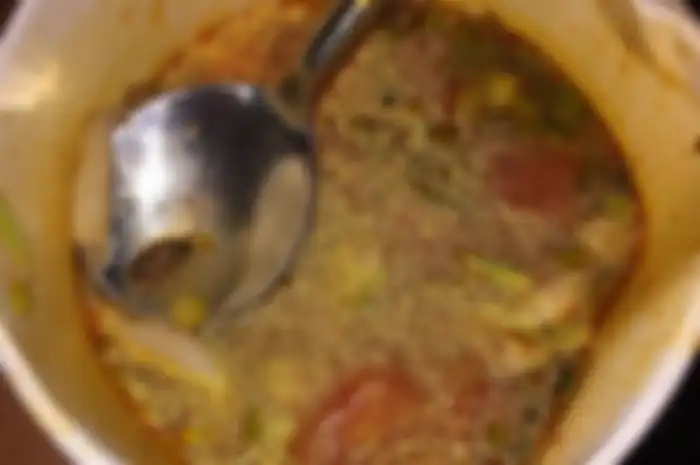Perayaan meriah dengan teman-teman hancur tahun ini ketika kejutan liburan Natal mereka mendapat "bonus" kecoak dalam sup tom yam.