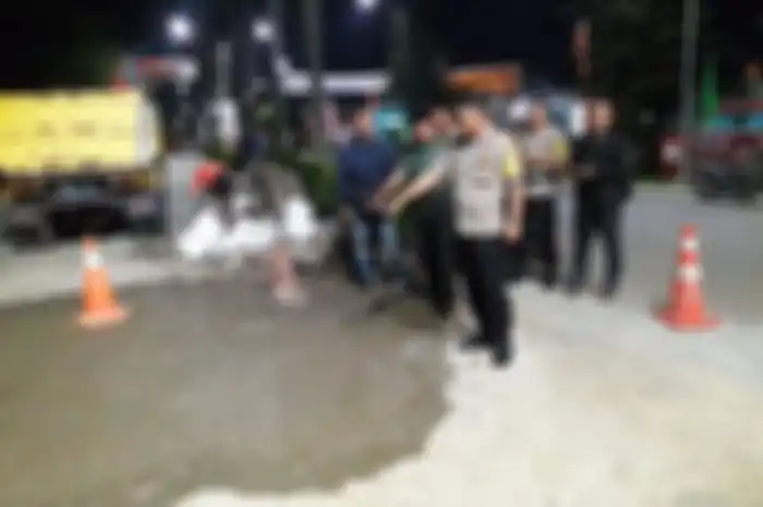 Sebuah video beredar di media sosial Instagram yang memperlihatkan cairan kental berwarna gelap keluar dari sebuah lubang tanah.