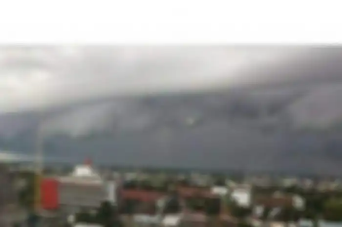 Staf Prakirawan BMKG Wilayah IV Makassar, Nur Asia Utami menjelaskan mengenai fenomena 'awan tsunami' di langit Makassar.