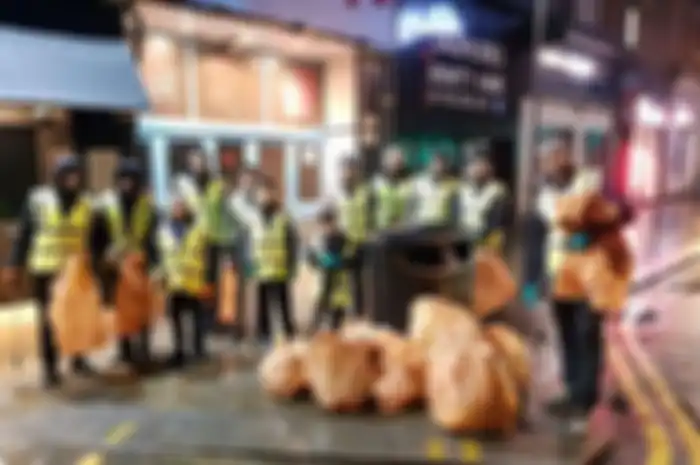 Lebih dari 1.000 pemuda Muslim di Inggris membersihkan jalan-jalan setelah perayaan malam tahun baru.