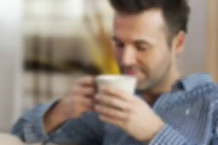 Memangkas asupan kopi bukanlah hal yang mudah. Namun, ada beberapa minuman yang bisa menjadi alternatif pengganti kopi dan tetap bikin melek.