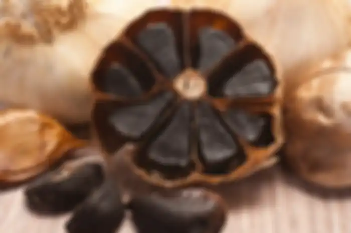 Pernah mendengar bawang hitam? Cobalah mengonsumsinya secara rutin dan dapatkan khasiatnya untuk kesehatan tubuh.