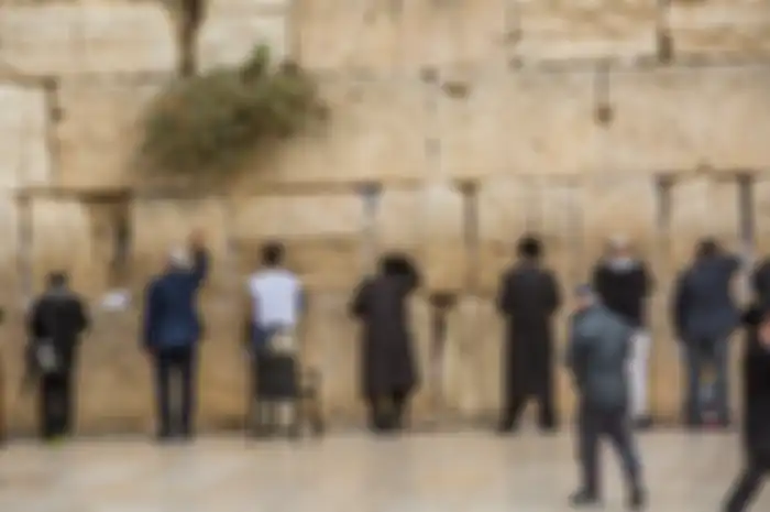 Israel adalah negara kecil, dengan luas 8.000 mil persegi dan menampung 8,65 juta orang.
Tapi, meski kecil ia memainkan peran besar di paggung dunia.