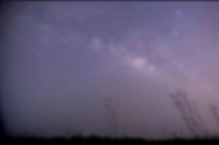 Salah satu fenomena astronomi cantik yang mungkin selalu dinanti adalah hujan meteor.
Bisakah manusia membuatnya sendiri?