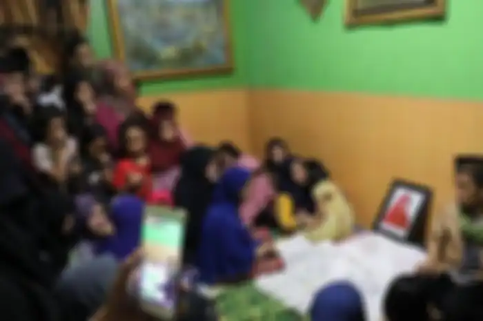 Istri dari Ustaz Nur Maulana, Nuraliyah Ibnu Hajar, telah meninggal dunia di RS Bhayangkara Makasar pukul 17.00 WITA pada Minggu (20/1/2019).