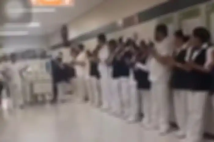 Seorang bayi ini mendapat penghormatan khusus dari petugas medis saat meninggal dunia karena telah menjadi seorang pahlawan untuk bayi lainnya.