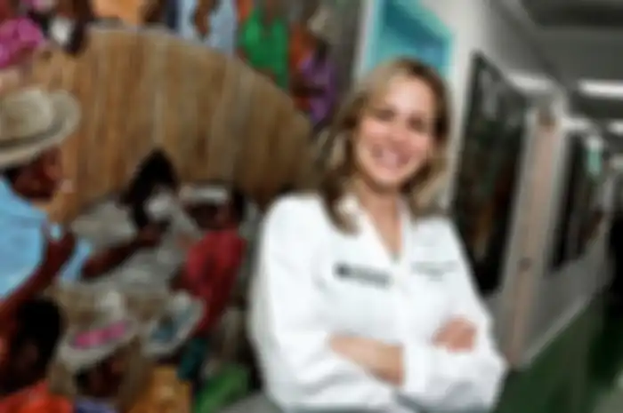 Erin Kobetz, PhD, MPH menceritakan bagaimana ia bisa melihat kankernya sendiri. Caranya hanya dengan bercermin.