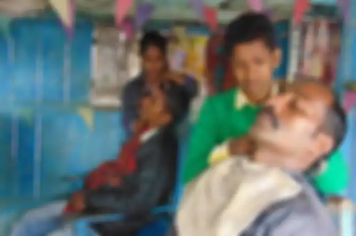 Saat menyamar sebagai pria mereka berpenampilan layaknya laki-laki dan mengganti namanya dengan Deepak dan Raju.