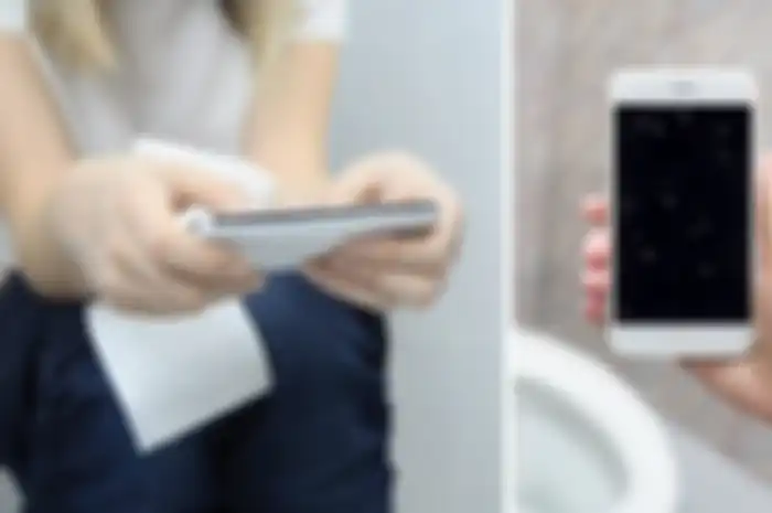 Menurut Dr Anchita Karmakar, dari India menjelaskan bahwa ada beberapa hal berbahaya yang terjadi pada tubuh Anda jika terlalu lama duduk di toilet.