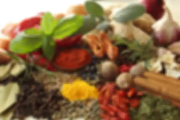 Bumbu dan rempah-rempah tidak hanya digunakan saat memasak, tapi juga menjadi obat alami kala kita merasa sakit flu atau kedinginan.