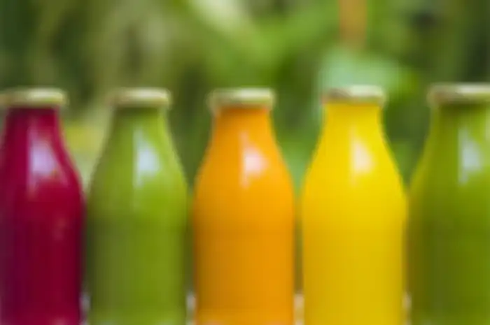 Racun dapat terpapar kepada manusia ke makanan melalui air, udara dan tanah. Mereka juga dapat bertambah dari hasil produksi pabrik.