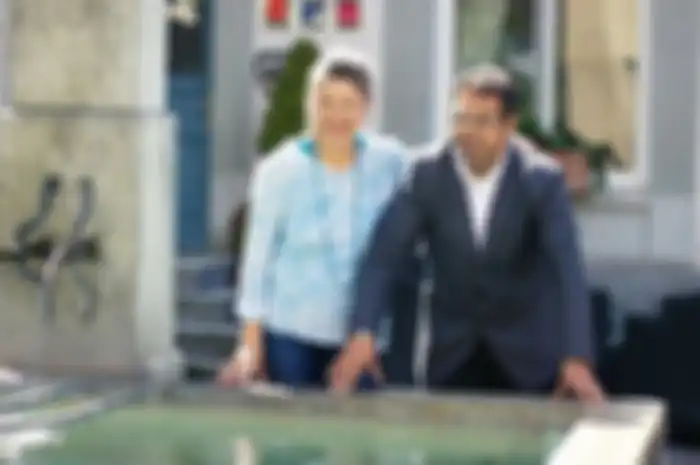 Sesaat setelah dilahirkan, sang ibu memutuskan untuk meninggalkan Nik Gugger. Tak disangka, kini dia sukses jadi anggota Parlemen di Swiss.