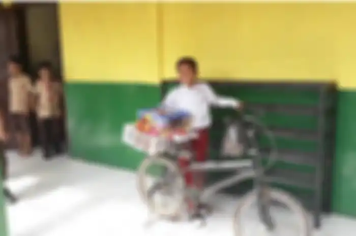 Bocah lelaki berusia 12 tahun itu harus berjualan cilok demi menghidupi kedua adiknya yang masih kecil.